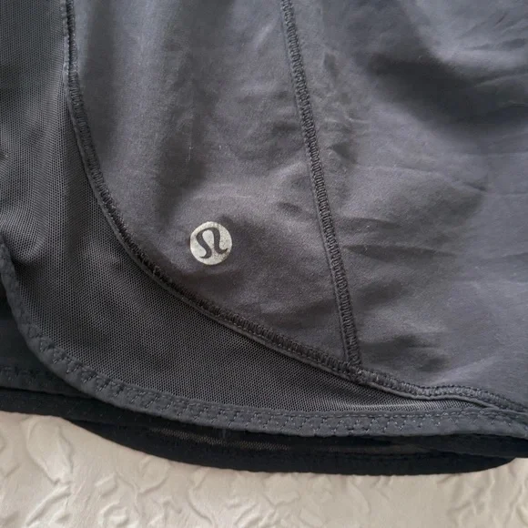 lululemon athletica Hotty Hot Low-Rise Unlined Short 2.5" Black Shorts Sz 6 - Picture 6 of 13